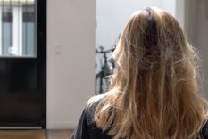 Una cámara de seguridad captó el momento en que la denunciante y uno de los acusados se besan en el ascensor del hotel Foto: Captura de video Una cámara de seguridad captó el momento en que la denunciante y uno de los acusados se besan en el ascensor del hotel Foto: Captura de video