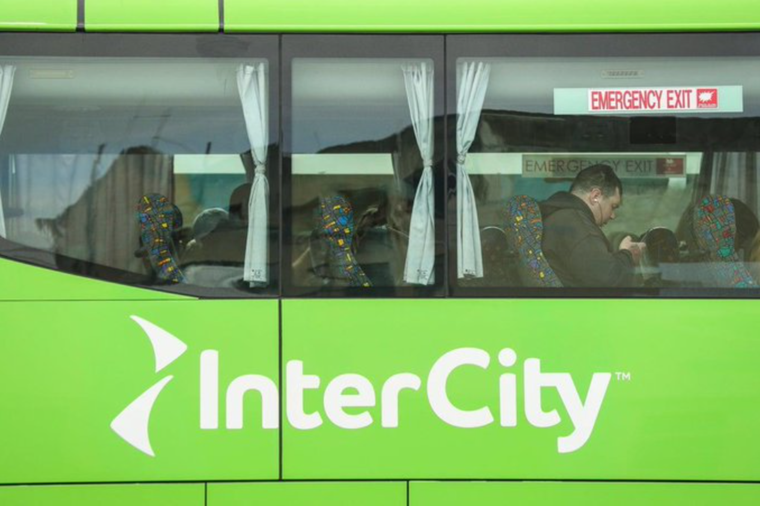 La niña fue descubierta por el conductor, durante una de las paradas del colectivo