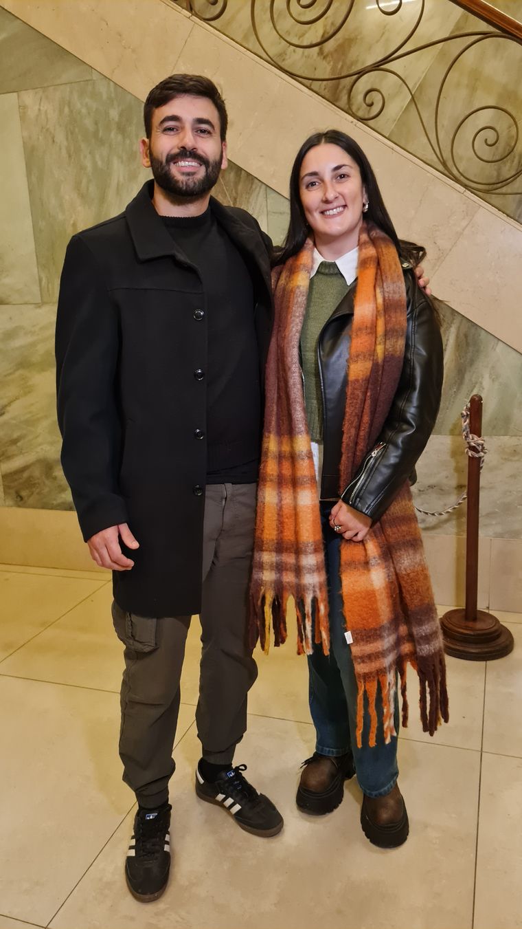 Rodrigo y Cecilia una romántica pareja fanática de ABBA y de los músicos mendocinos que forman la banda en vivo. Rodrigo y Cecilia una romántica pareja fanática de ABBA y de los músicos mendocinos que forman la banda en vivo.