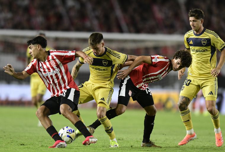 Kevin Zen&oacute;n intenta superar la marca de dos futbolistas de Estudiantes. El Pincha super&oacute; a Boca en todos los sectores de la cancha durante 75 minutos.