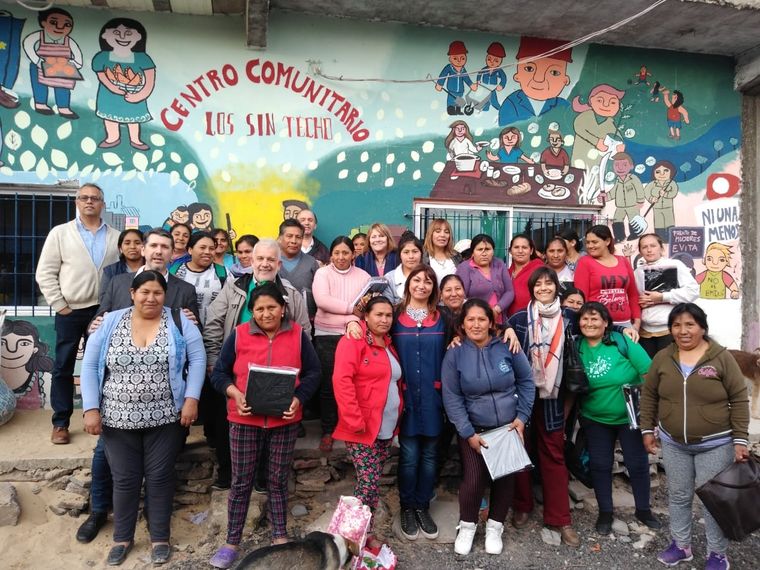 Pedro, en un centro comunitario donde aportaron docentes para que adultos completaran estudios primarios y secundarios.