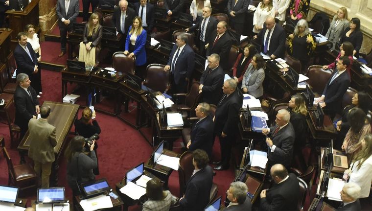 El día que se aprobó la Ley Bases tras tensiones en el recinto y en las calles.