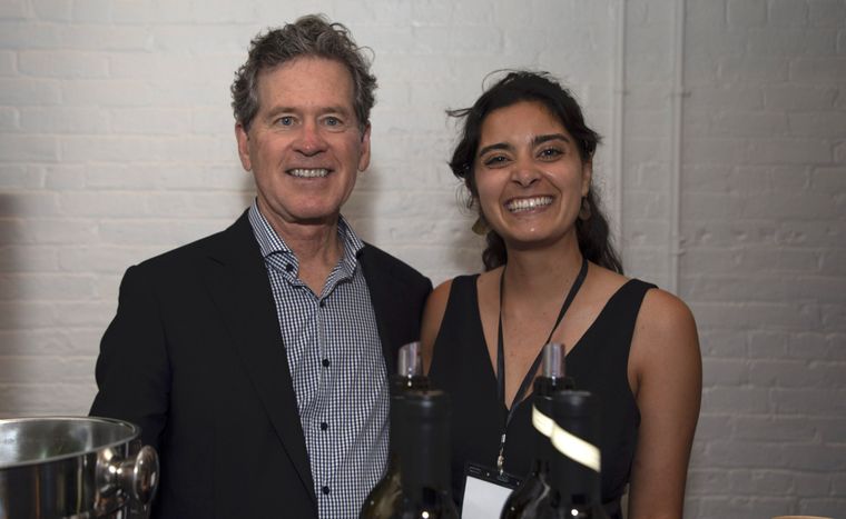 Padre e hija celebran la salida del primer vino bajo supervisión de Agustina Hobbs. El consultor mundial comienza a legar sus talentos.