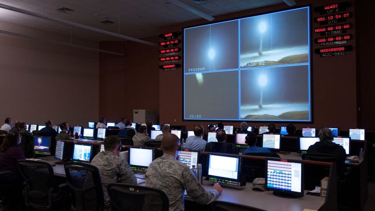 Los efectivos del del 57º escuadrón de pruebas monitorean un lanzamiento de prueba operacional de un misil Minuteman III desarmado en la Base de la Fuerza Aérea Vandenberg, California, 27 de marzo de 2015. Foto: RT