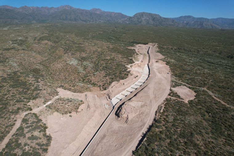 El colector Blanco Encalada permite trasvasar los caudales del Colector Sosa hacia el río Mendoza, lo que evita que avancen hacia áreas urbanizadas.