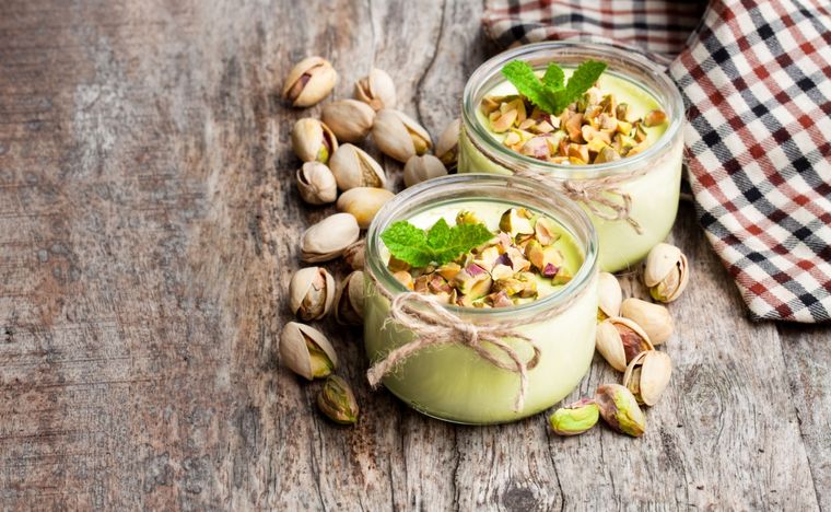 Mousse de chocolate blanco y pistachos Una receta simple y deliciosa para hacer en minutos. Foto: Shutterstock