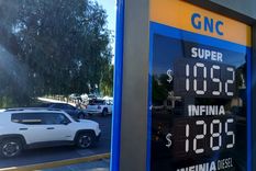 Desde temprano comenzaron a cambiar los valores en las pizarras de las estaciones de servicio YPF. Foto: Walter Moreno/MDZ con Moto G24