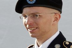 manning fue absuelto del cargo de ayudar al enemigo