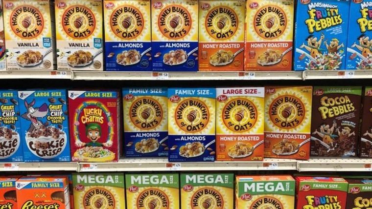 Tres tamaños de una marca de cereales con aumentos de precio: el tamaño regular, que en realidad es más pequeño; tamaño familiar, que es el antiguo tamaño normal; y un nuevo tamaño Mega. Foto: Getty Images