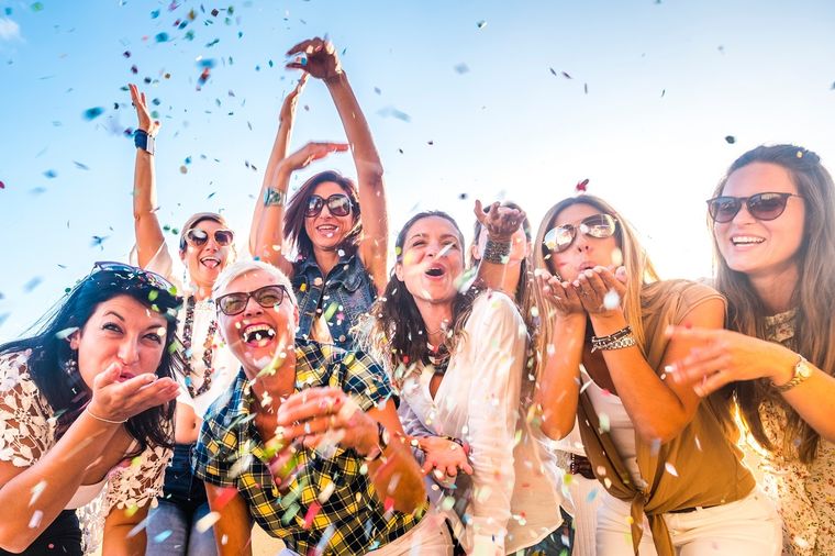 Si tu cumpleaños llega junto con el verano, tenés muchísimos planes para festejarlo al aire libre con amigos y familia. Foto: Shutterstock