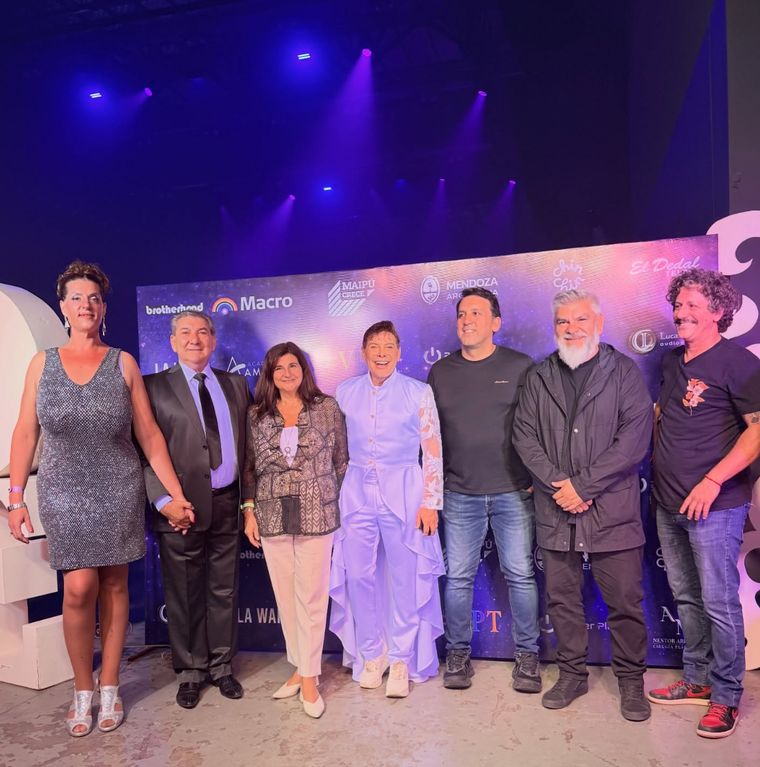 Teté Urquiza, Tito Bustos, Gabriela Testa, Gabriel Canci, Tadeo García Zalazar, Diego Gareca y Fernando Canci. Teté Urquiza, Tito Bustos, Gabriela Testa, Gabriel Canci, Tadeo García Zalazar, Diego Gareca y Fernando Canci.