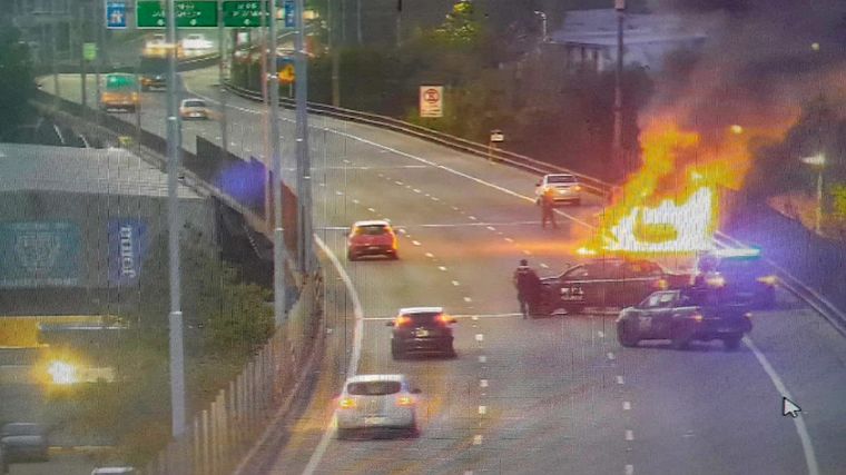 El accidente quedó registrado por las cámaras de seguridad.