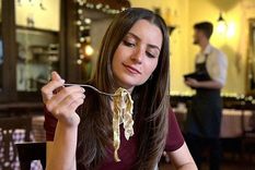 La reportera de la BBC Sofia Bettiza prueba tallarines hechos con grillos pulverizados.
