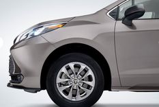 En el mercado mexicano, la Toyota Sienna se encuentra disponible en cuatro versiones, y un precio inicial de 945.600 pesos
