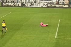 Olivera está tendido en el suelo tras recibir la explosión cerca. Foto: Captura Olivera está tendido en el suelo tras recibir la explosión cerca. Foto: Captura