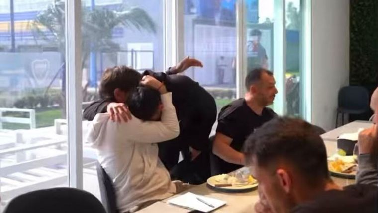 El conmovedor abrazo. Foto: Captura Video