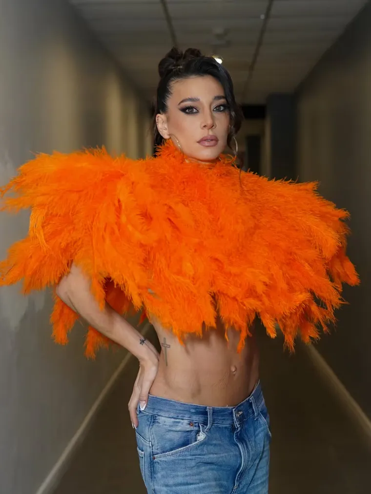 El look de Sol Pérez con plumas naranjas. El look de Sol Pérez con plumas naranjas.