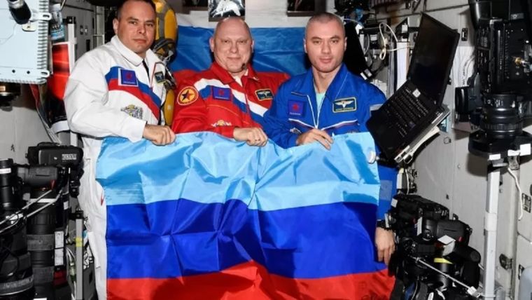 Cosmonautas rusos en el espacio muestran una bandera que apoya la guerra en Ucrania. Foto: ROSKOSMOS