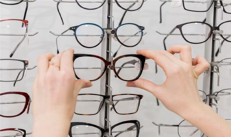 Cómo acceder a los anteojos gratuitos de PAMI. Foto: Freepik