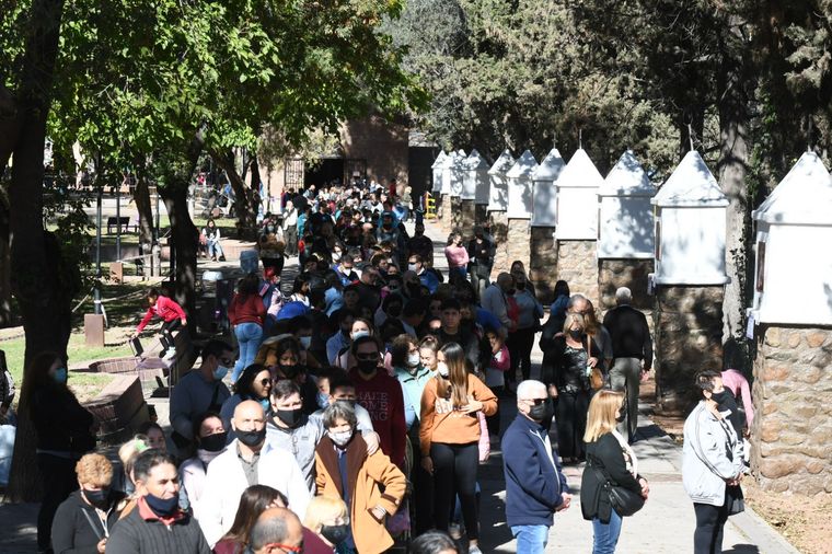 Miles de fieles visitan el calvario luego de la pandemia Foto: ALF PONCE MERCADO / MDZ