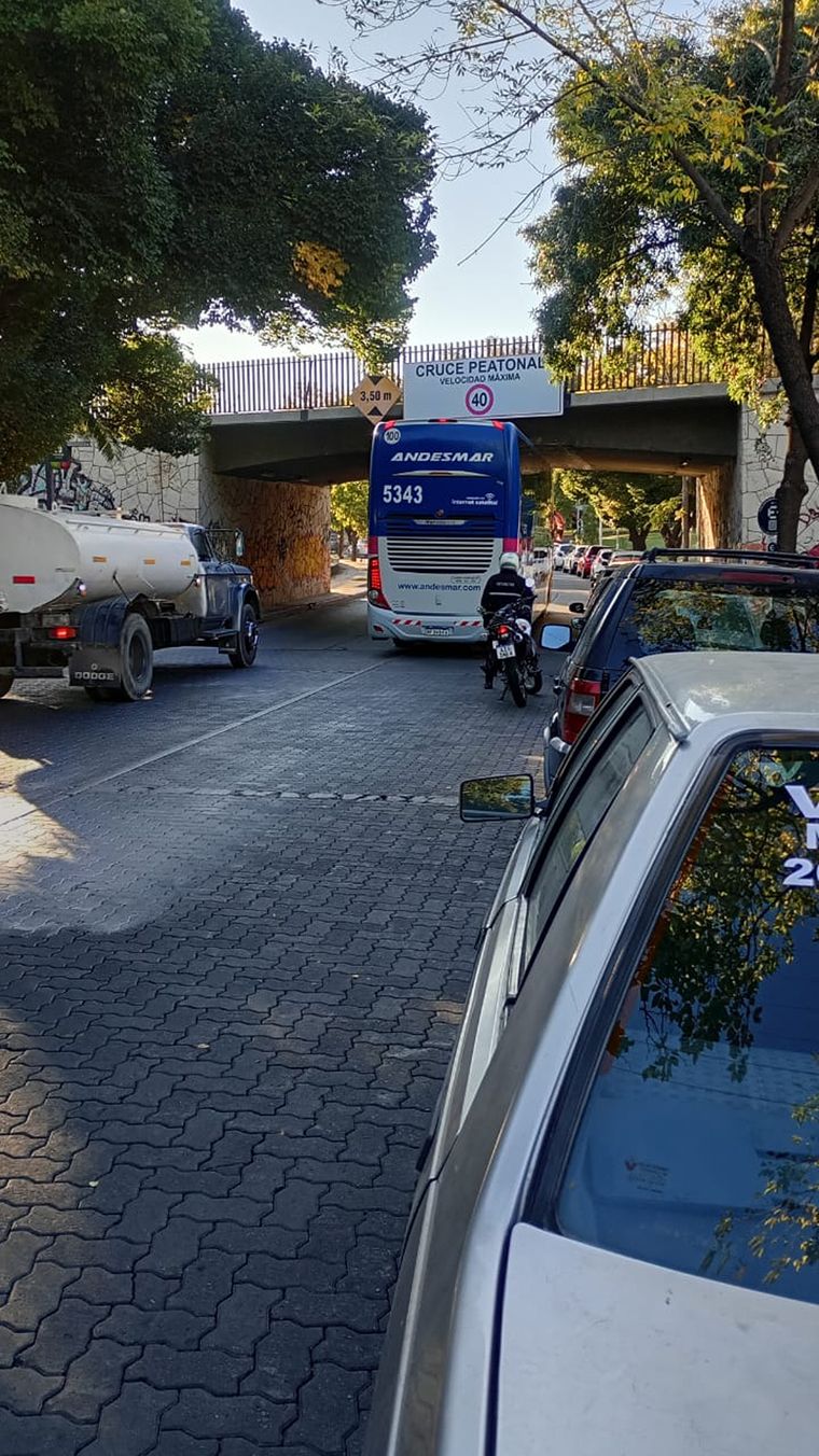 Colectivo atascado en el Parque Cívico