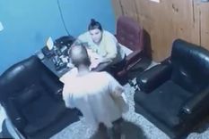video: desmayaron a golpes a una recepcionista para robarle el celular