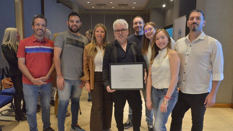 Laureano Manson junto a Pablo Icardi; Lucas Vicencio; Marcela Terranova; Gianni Pierobon; Julieta Navarro; Valentina Buttini; y Diego Quiroga, integrantes de MDZ. Laureano Manson junto a Pablo Icardi; Lucas Vicencio; Marcela Terranova; Gianni Pierobon; Julieta Navarro; Valentina Buttini; y Diego Quiroga, integrantes de MDZ.