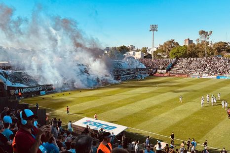 La locura de los hinchas de Gimnasia en la previa de la gran final ante Deportivo Madryn. La locura de los hinchas de Gimnasia en la previa de la gran final ante Deportivo Madryn.