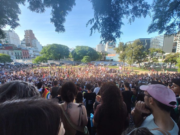 Una multitud se reunió en Parque Lezama Foto: Cuenta de X marta dillon