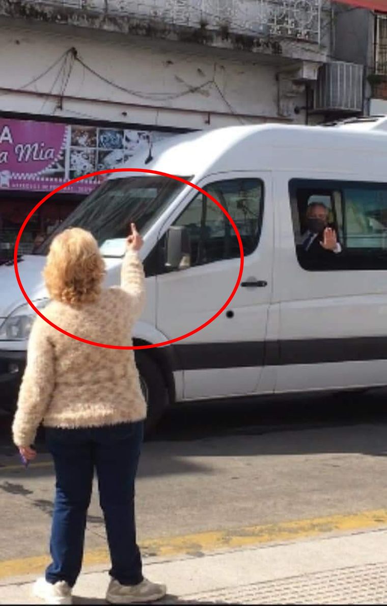 Alberto confundió a la señora con una admiradora, pero estaba equivocado