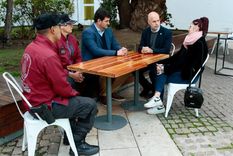 Horacio Rodríguez Larreta junto a Eugenio Burzaco, en su encuentro con oficiales de la Policía de la Ciudad y la víctima del hecho. Foto: Noticias Argentinas