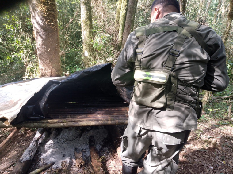 Se hallaron carpas, camas precarias, cartuchos de escopeta servidos, secadores de carne artesanales, cebaderos y saleros artificiales utilizados para la atracci&oacute;n y caza furtiva de la fauna silvestre protegida.