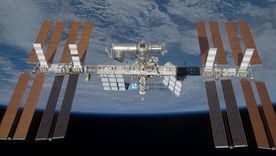 astronautas de la eei se ven obligados a refugiarse en una nave acoplada durante la reparacion de una fuga de aire astronautas de la eei se ven obligados a refugiarse en una nave acoplada durante la reparacion de una fuga de aire
