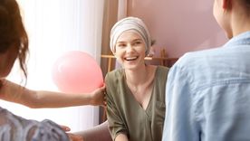 Durante el tratamiento oncológico es recomendable que la paciente y su familia reciban acompañamiento psicológico. Foto: Shutterstock.