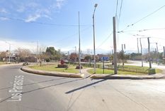 Los jóvenes esperaban a una mujer en la rotonda del barrio