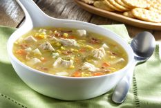 Admira esta deliciosa sopa de pollo y lima mexicana, ¡super sabrosa!