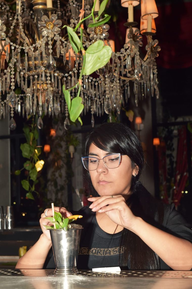La bartender Julieta Bordón fue una de las encargadas de preparar los tragos para los abogados y procuradores que se dieron cita en el piso 10 del edificio Gómez. La bartender Julieta Bordón fue una de las encargadas de preparar los tragos para los abogados y procuradores que se dieron cita en el piso 10 del edificio Gómez.