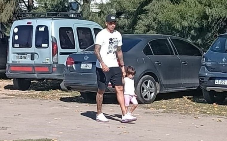 Agustín Almendra camina en el predio con su hijo. Foto: @RacingOnlineOK