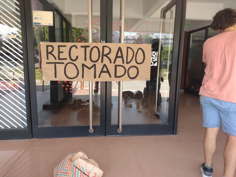 Los estudiantes continuarán con la toma de las universidades