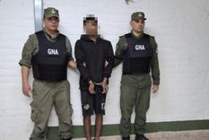 Gendarmería nacional con el detenido. Gentileza. Gendarmería nacional con el detenido. Gentileza.
