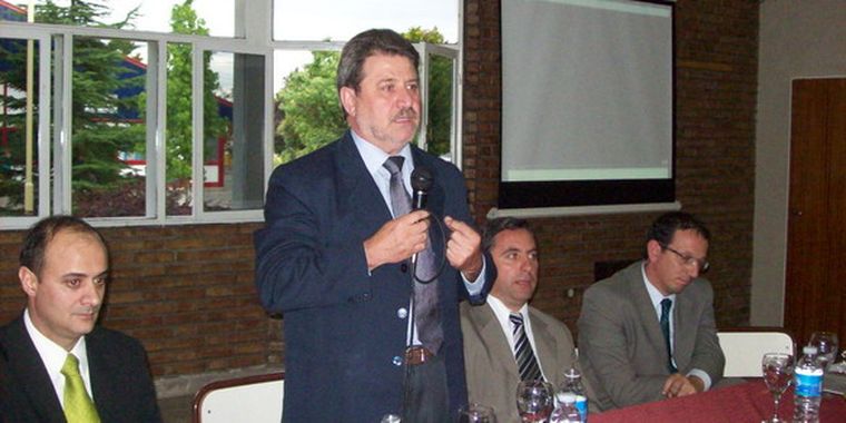 José Rivas de la DGE, diputado Raúl Millán, intendente Jorge Difonso y Roberto Pacini, subsecretario de Infraestructura.