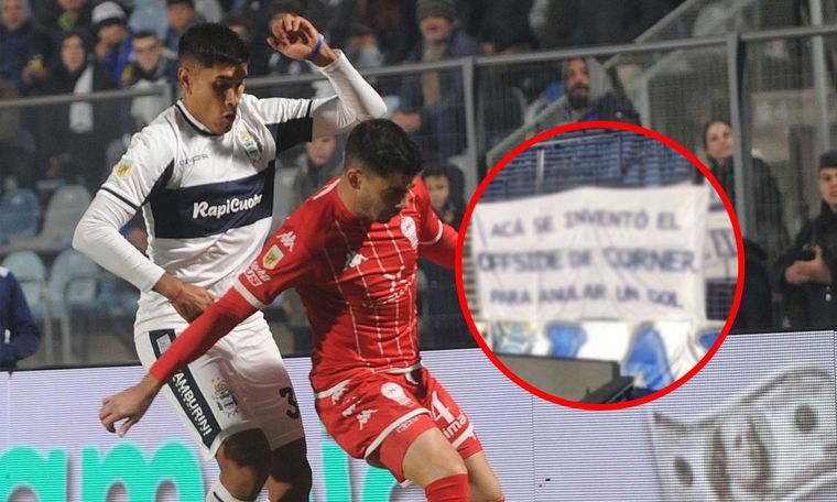 Los hinchas de Gimnasia publicaron una creativa bandera en reclamo por los arbitrajes.
