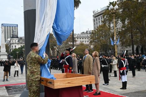 Jorge Macri encabezó el izamiento de la bandera en Plaza de Mayo Jorge Macri encabezó el izamiento de la bandera en Plaza de Mayo