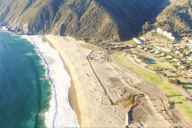 Este pueblo costero de Chile conserva una escena marcada por la caleta y por el legado de su antigua ballenera.