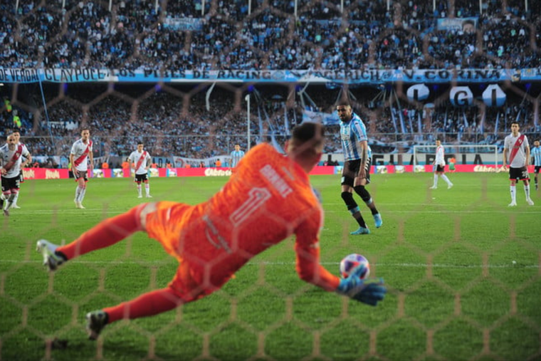 Armani se va de River como una leyenda. Armani se va de River como una leyenda.