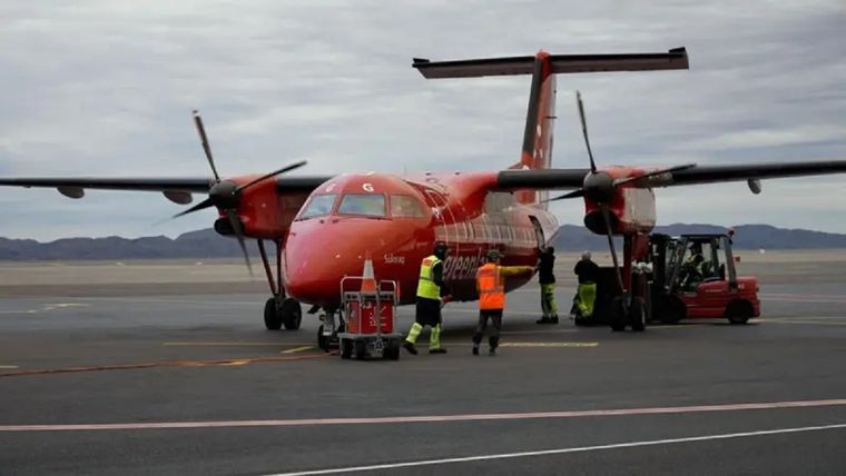 Actualmente sólo los aviones pequeños pueden despegar y aterrizar en el aeropuerto de Nuuk. Foto: BBC News