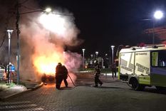 Los Bomberos actuaron rápidamente pero no pudieron evitar que se consumiera por completo la camioneta.