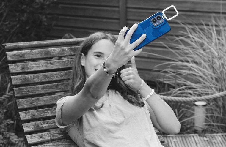 La función de seguimiento de ubicación asegura zonas seguras para los menores. La función de seguimiento de ubicación asegura zonas seguras para los menores.