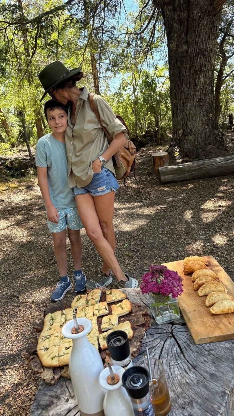 El outfit de Juliana Awada en el sur. El outfit de Juliana Awada en el sur.