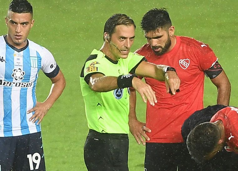 El árbitro quedó en el ojo de la tormenta Foto: Télam